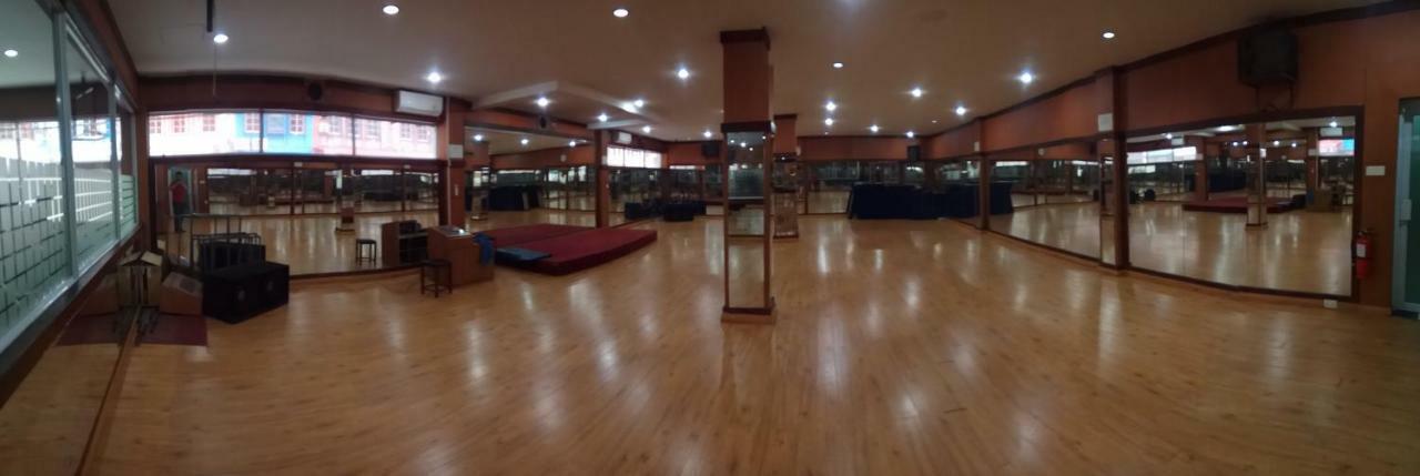 Отель Utama Batam Экстерьер фото